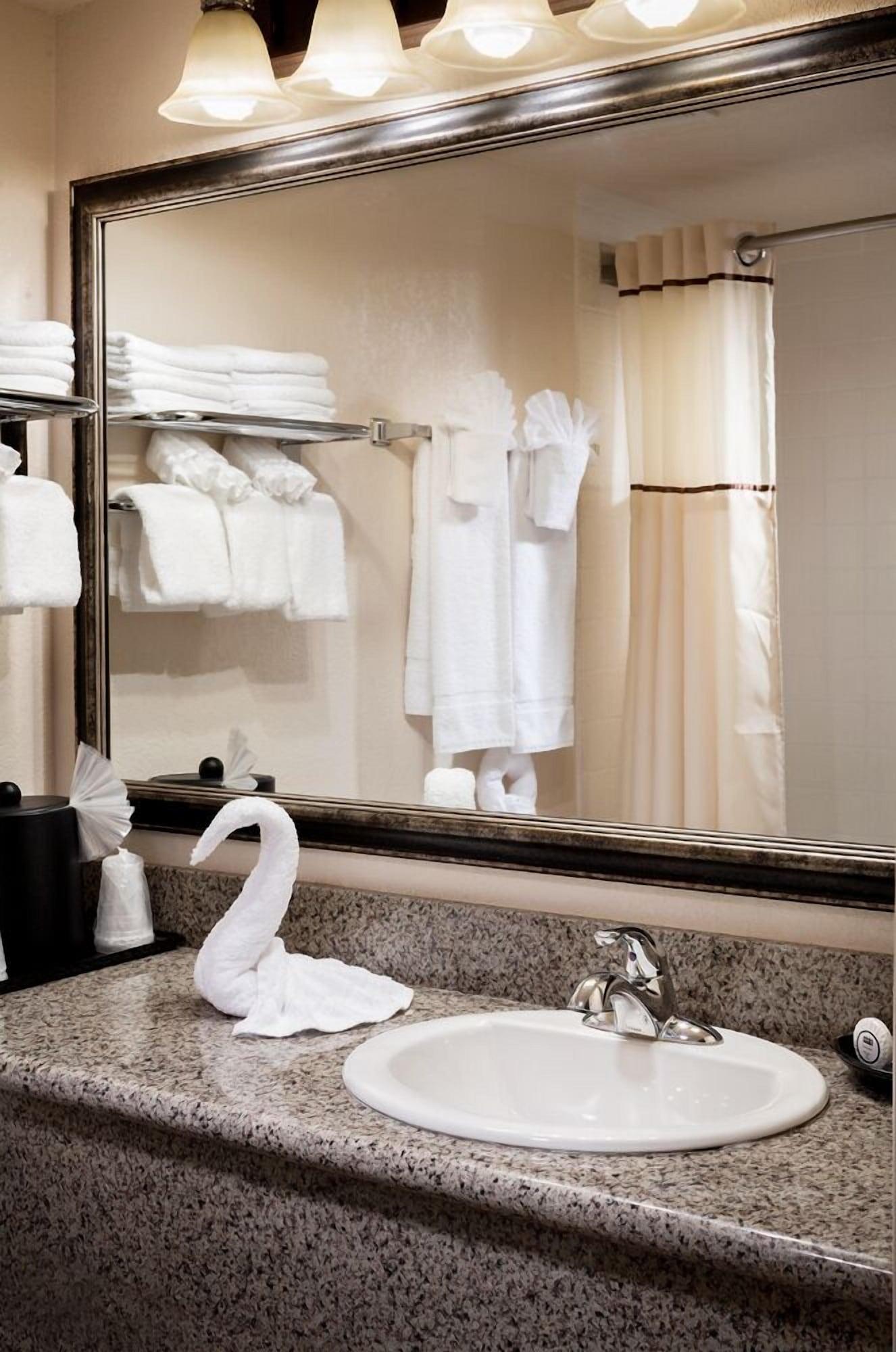 Castle Inn And Suites Anaheim Bagian luar foto