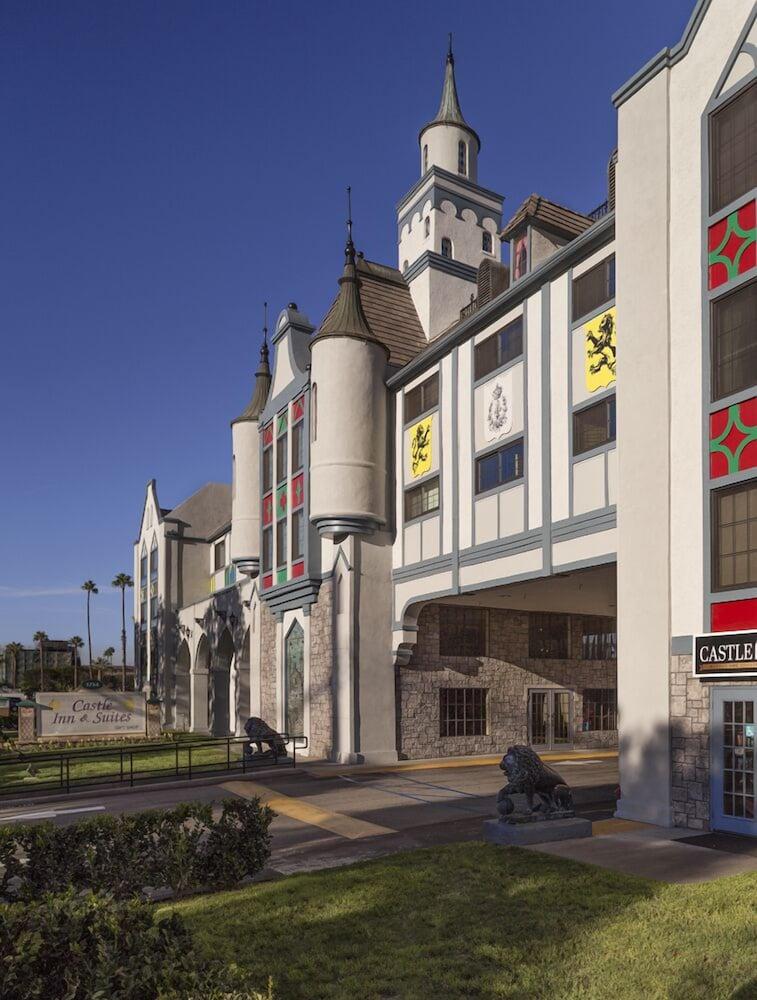 Castle Inn And Suites Anaheim Bagian luar foto