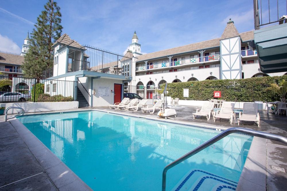 Castle Inn And Suites Anaheim Bagian luar foto