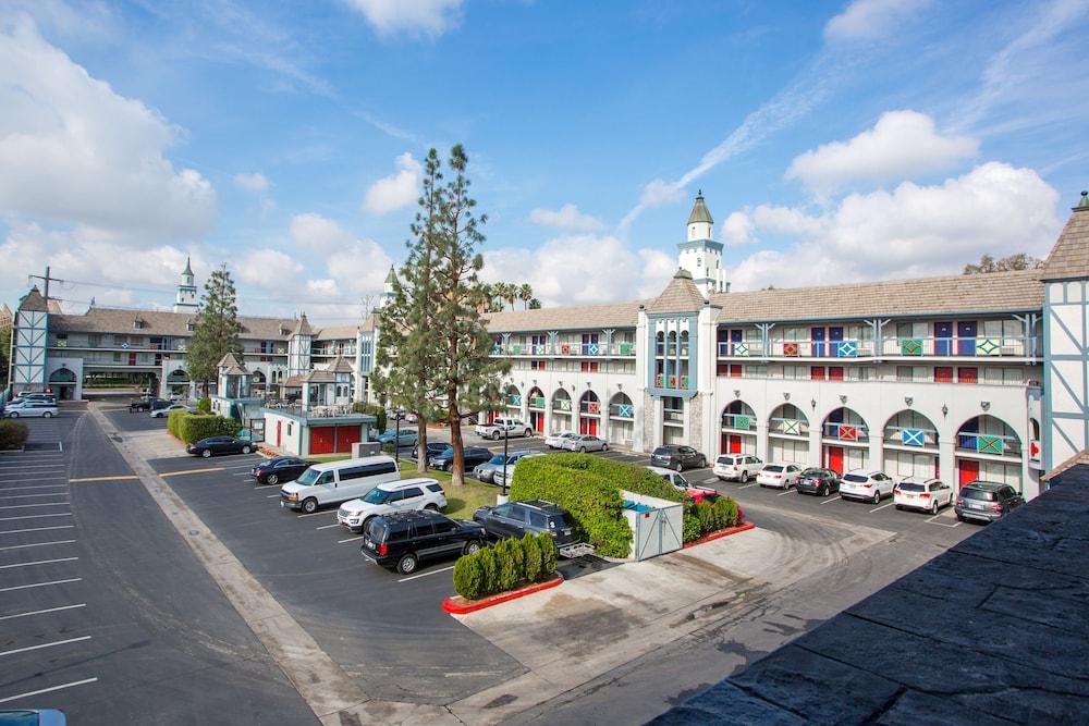 Castle Inn And Suites Anaheim Bagian luar foto