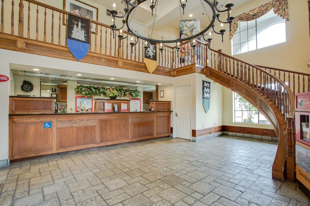 Castle Inn And Suites Anaheim Bagian luar foto