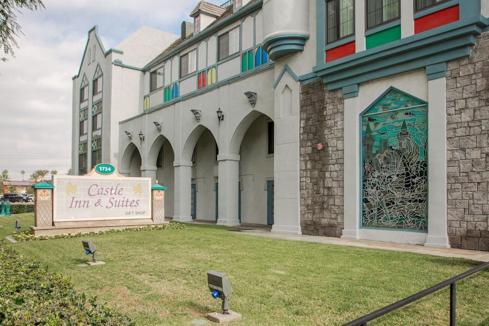 Castle Inn And Suites Anaheim Bagian luar foto