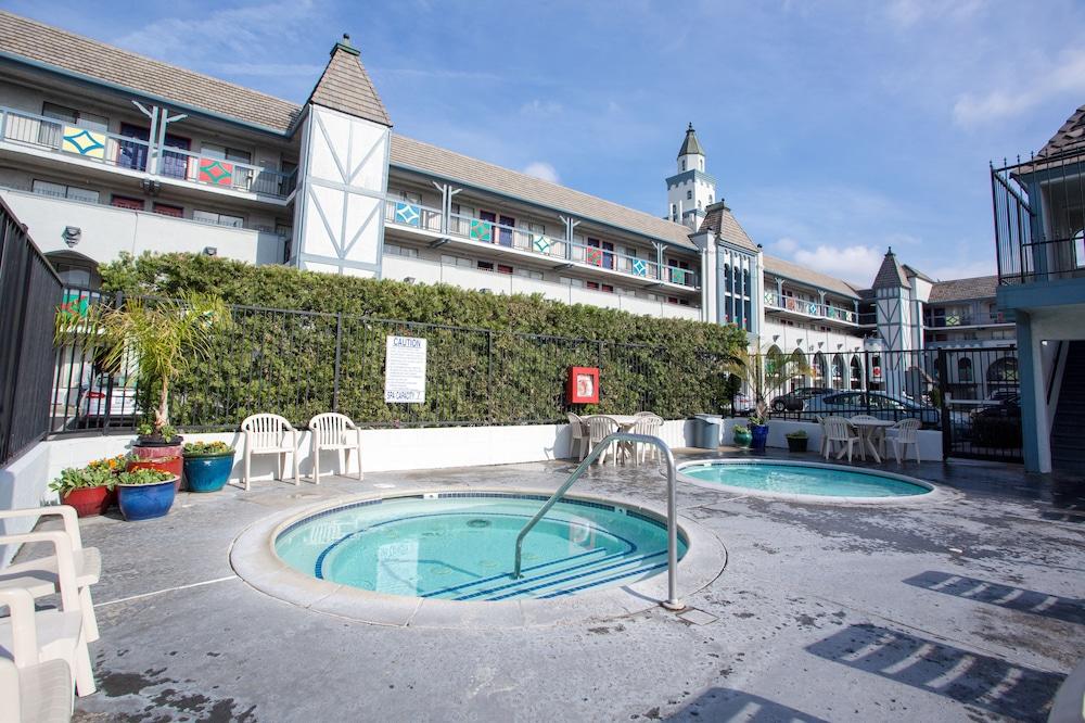 Castle Inn And Suites Anaheim Bagian luar foto
