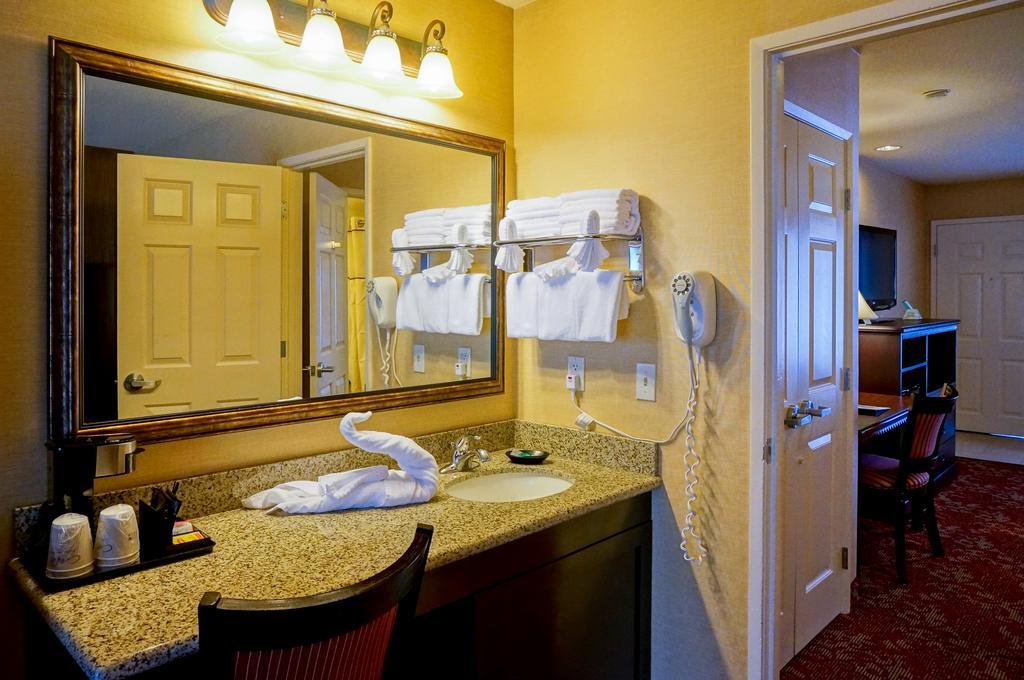 Castle Inn And Suites Anaheim Bagian luar foto