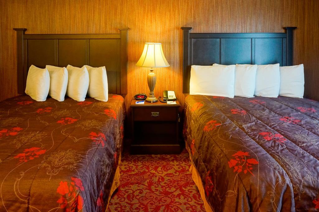 Castle Inn And Suites Anaheim Bagian luar foto
