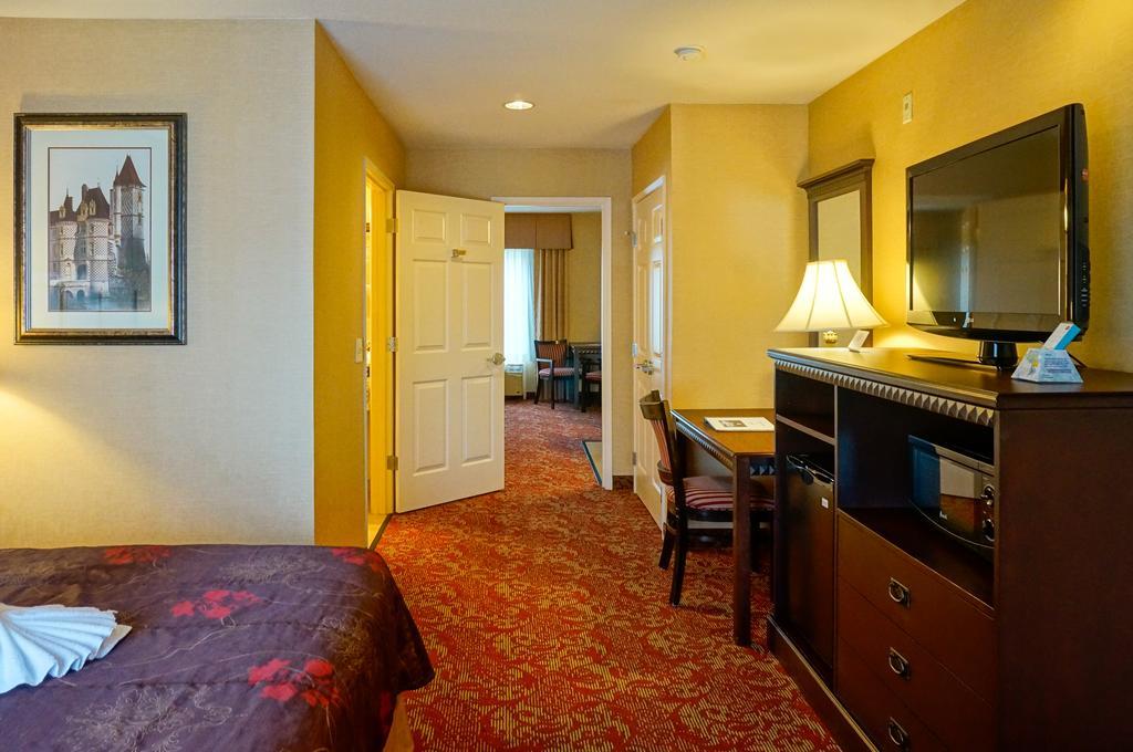 Castle Inn And Suites Anaheim Bagian luar foto