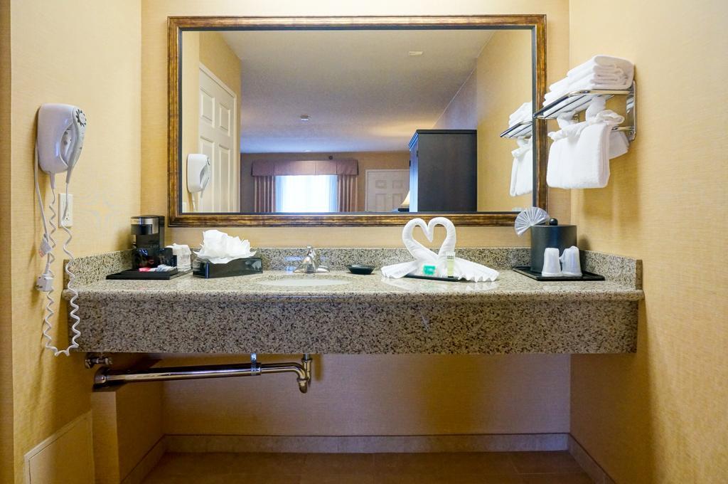Castle Inn And Suites Anaheim Bagian luar foto