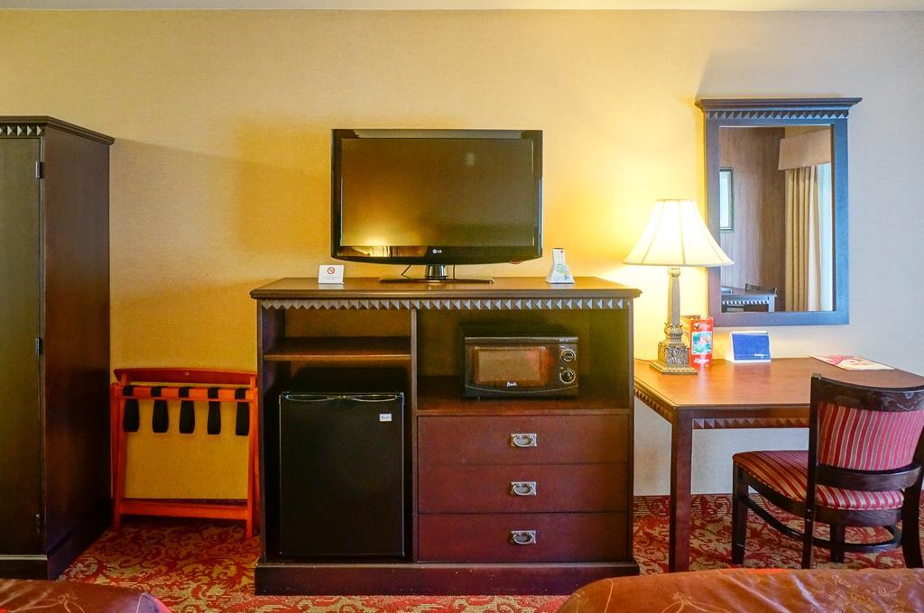 Castle Inn And Suites Anaheim Bagian luar foto