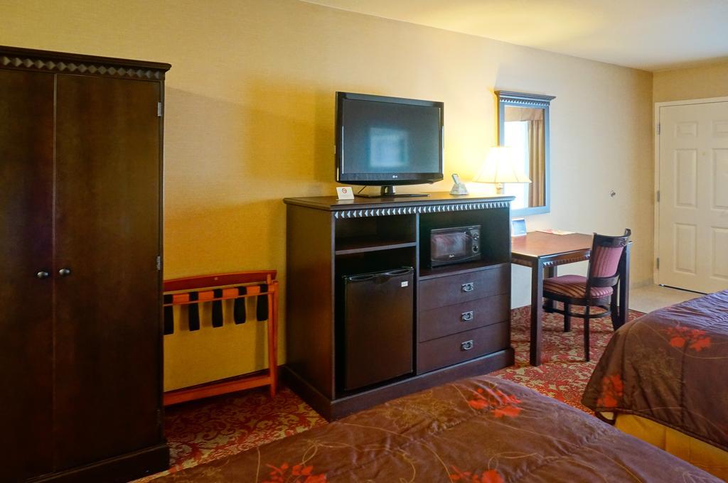 Castle Inn And Suites Anaheim Bagian luar foto