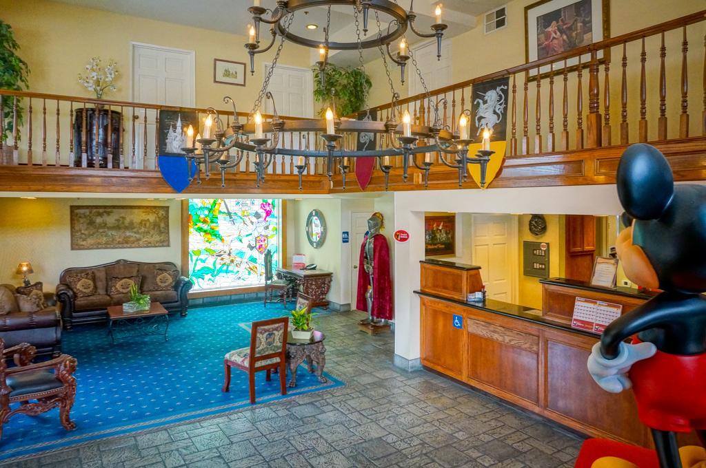 Castle Inn And Suites Anaheim Bagian luar foto