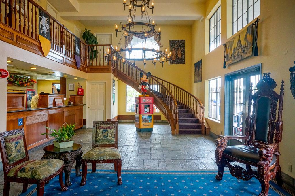 Castle Inn And Suites Anaheim Bagian luar foto