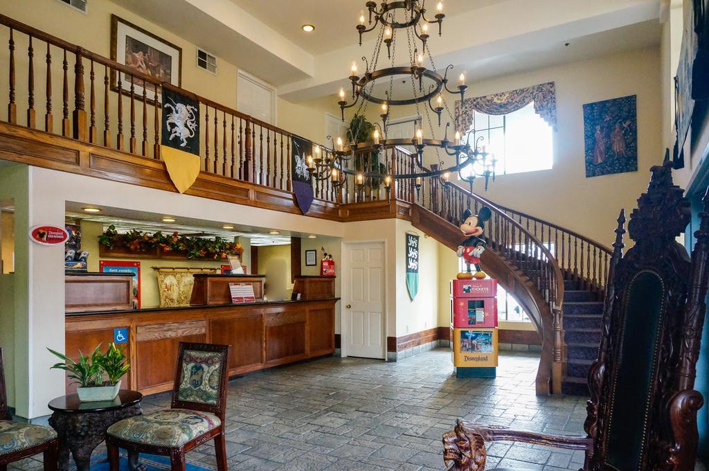 Castle Inn And Suites Anaheim Bagian luar foto