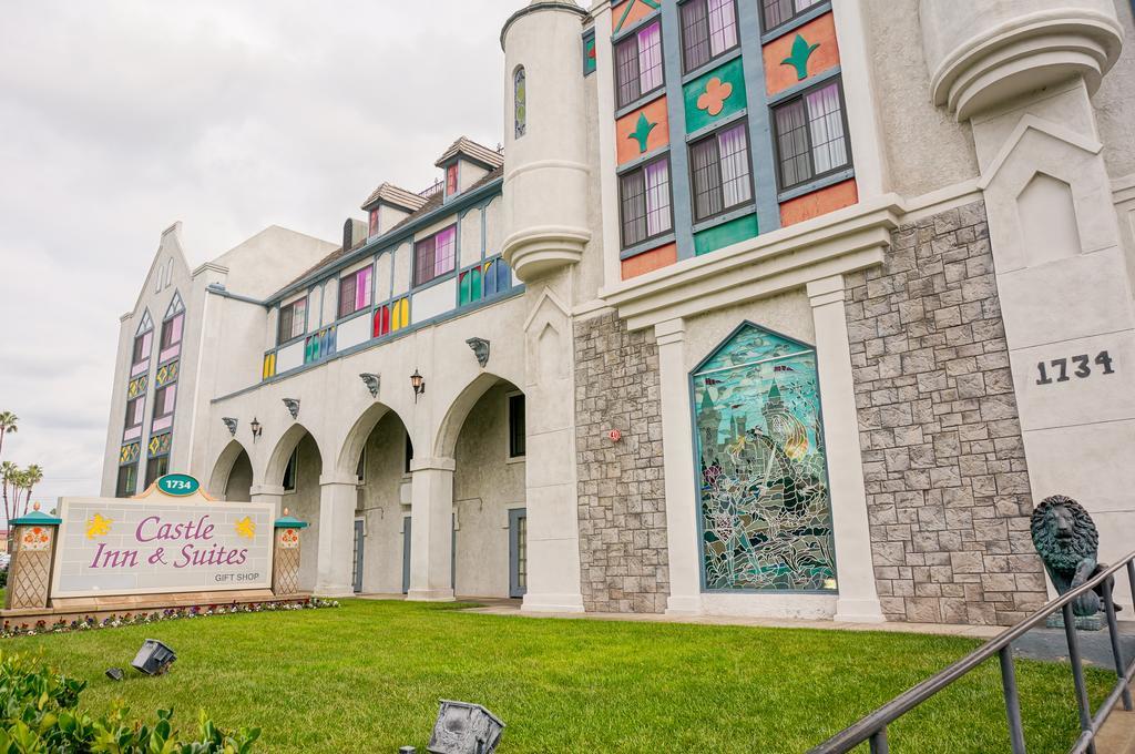 Castle Inn And Suites Anaheim Bagian luar foto