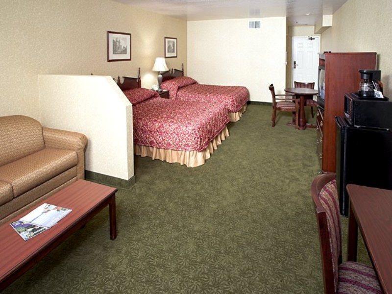 Castle Inn And Suites Anaheim Bagian luar foto