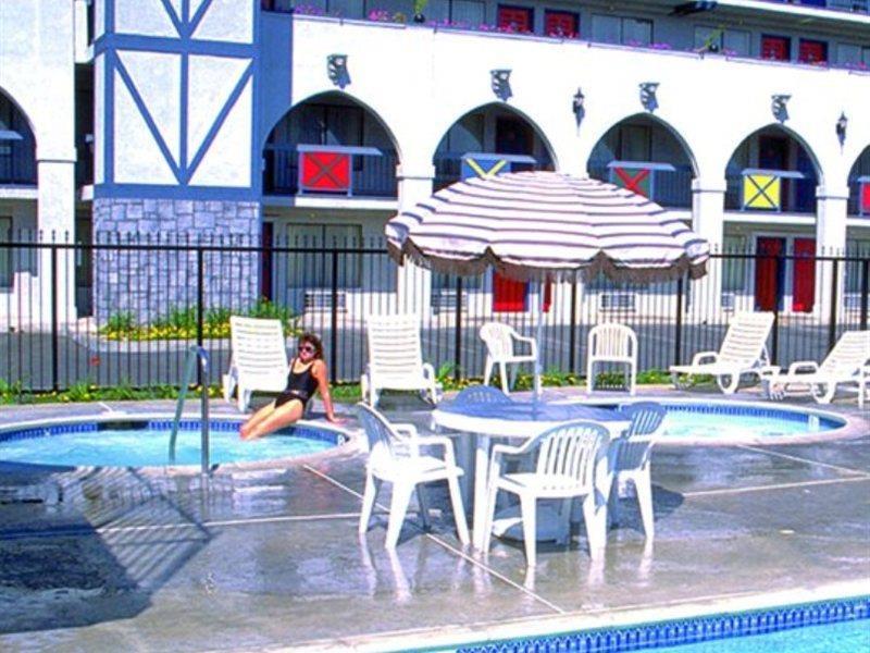 Castle Inn And Suites Anaheim Bagian luar foto