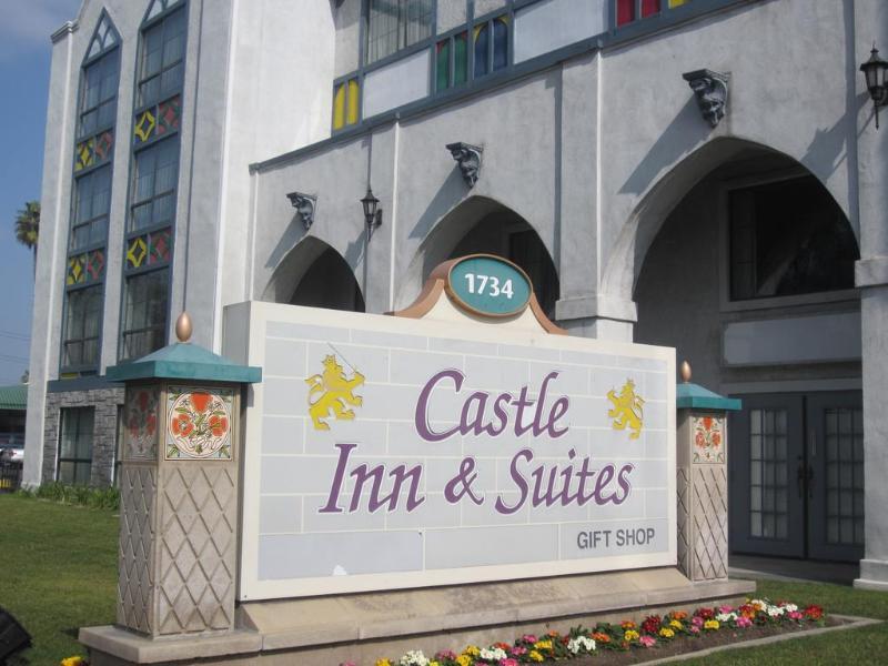 Castle Inn And Suites Anaheim Bagian luar foto