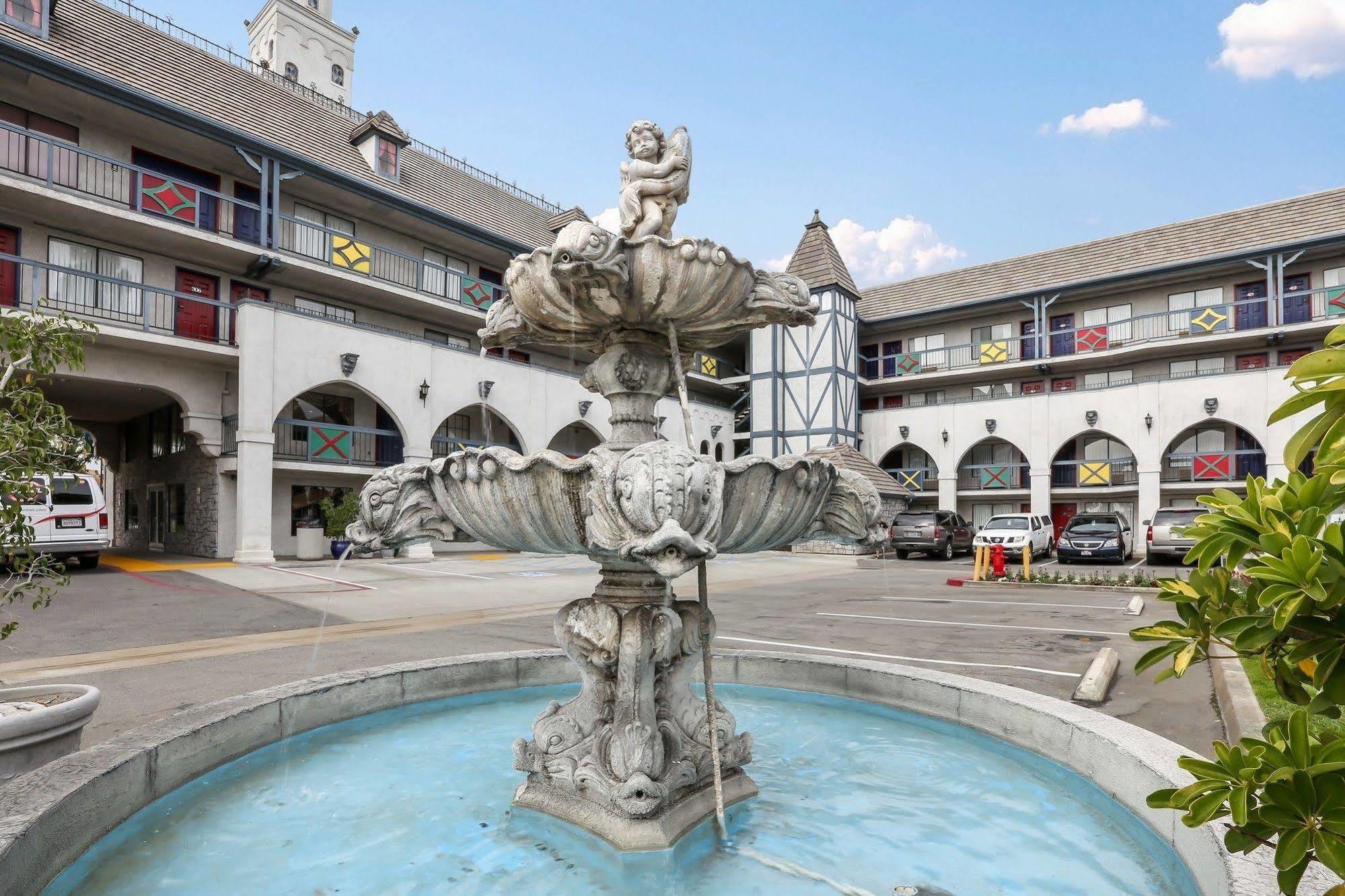Castle Inn And Suites Anaheim Bagian luar foto