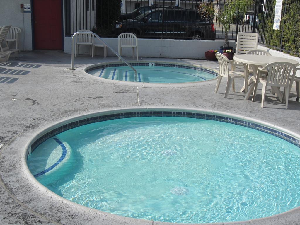Castle Inn And Suites Anaheim Bagian luar foto
