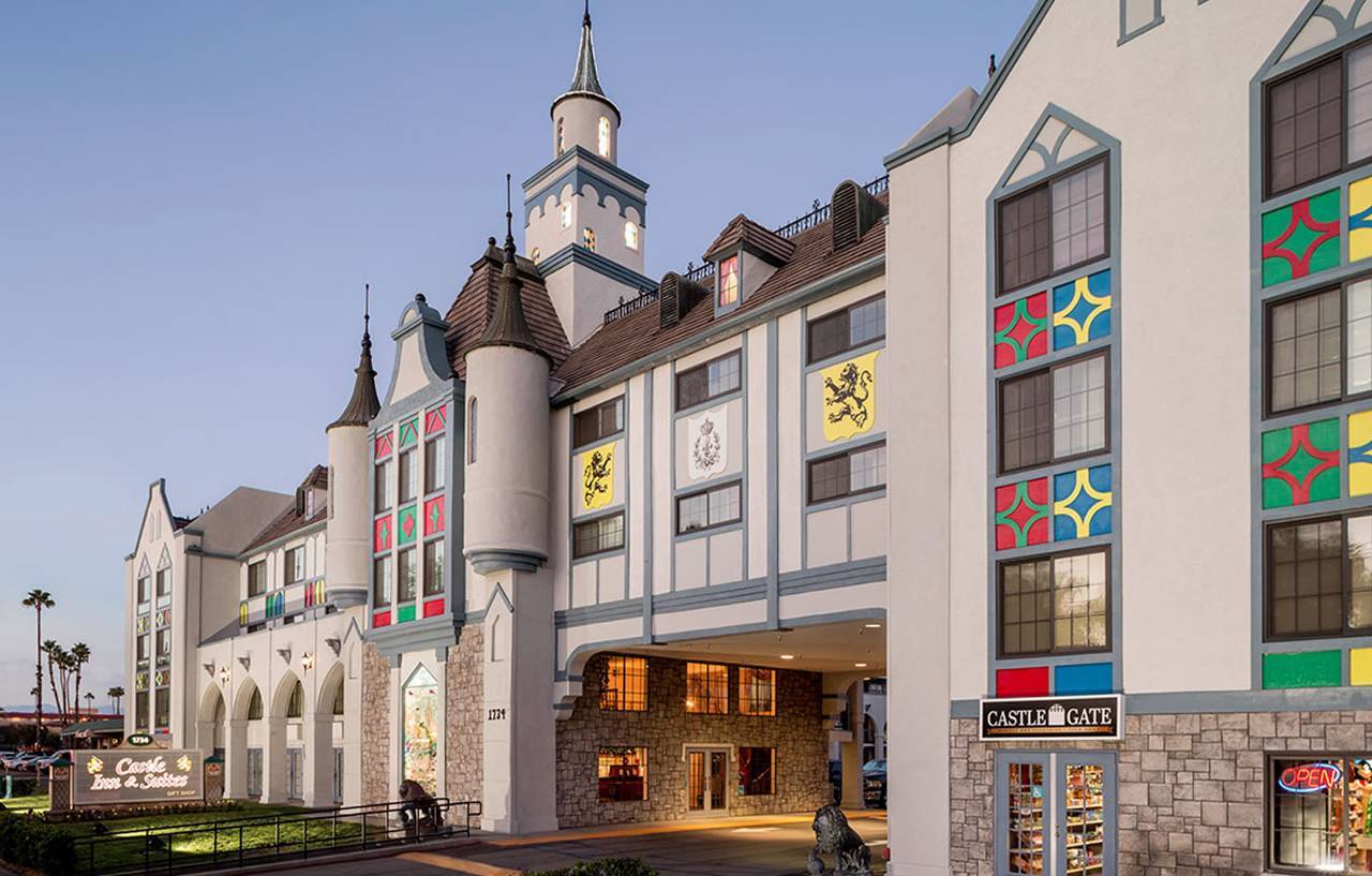 Castle Inn And Suites Anaheim Bagian luar foto